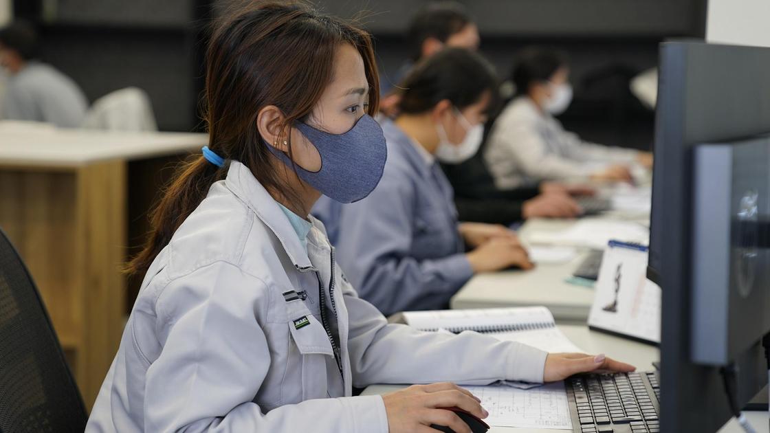 Работница банка за компьютером