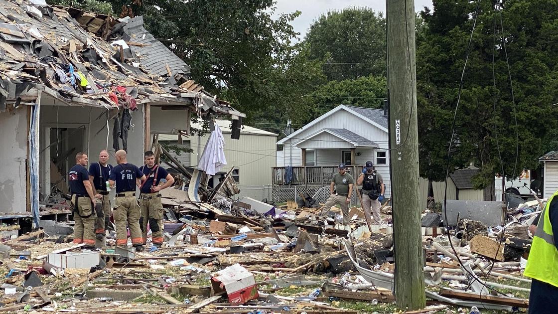 Спасатели стоят на месте разрушенного дома