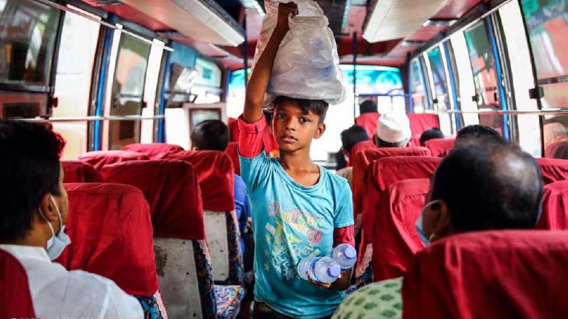 Ребенок собирает бутылки в автобусе