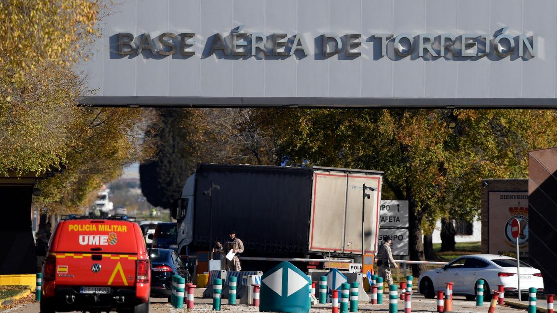 Военная полиция стоит на страже у входа на базу ВВС Испании под Мадридом 1 декабря