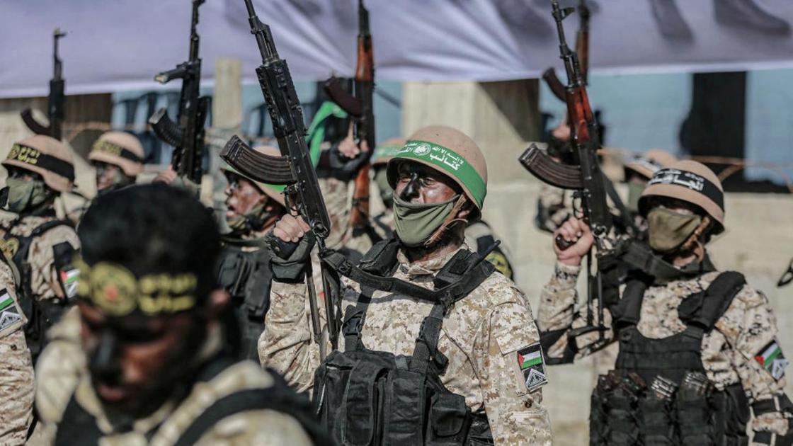 Палестинские военные держат в руках автоматы