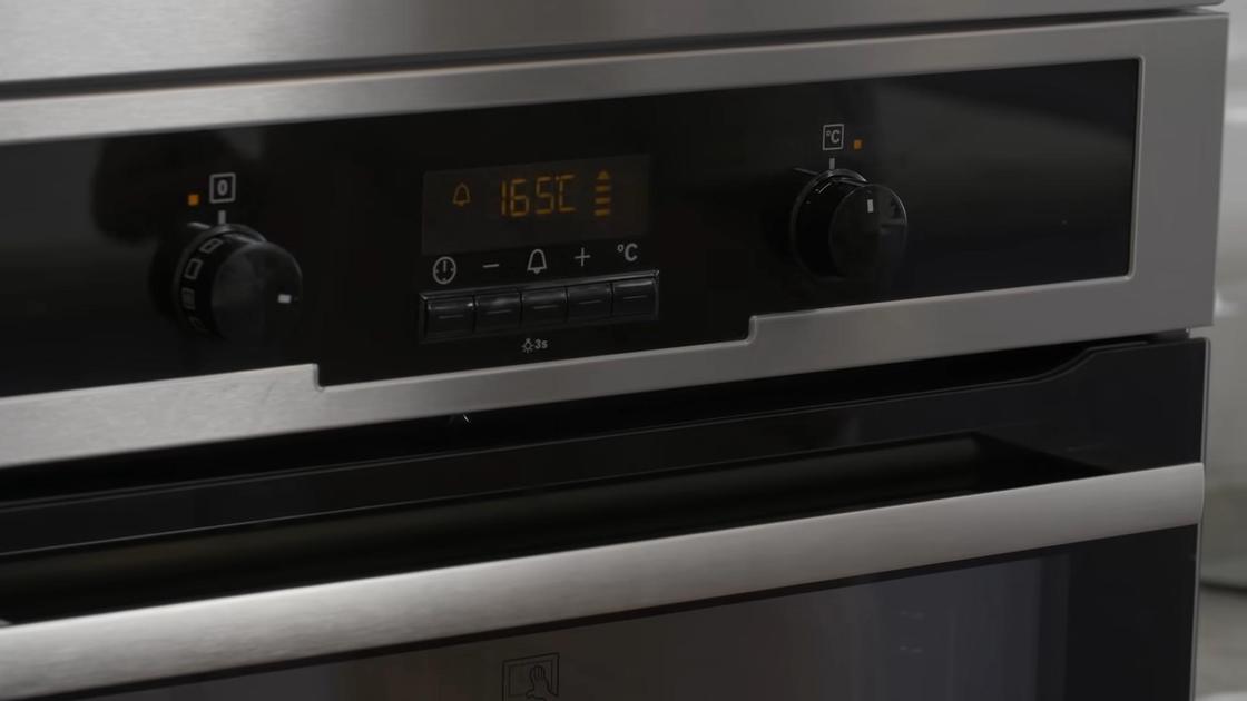 Термометр в духовке установлен на 165 °С