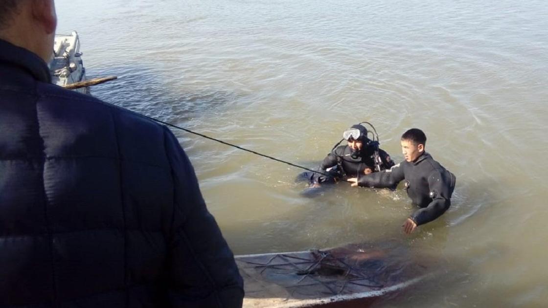 Водитель съехал в реку с парома и утонул в Уральске