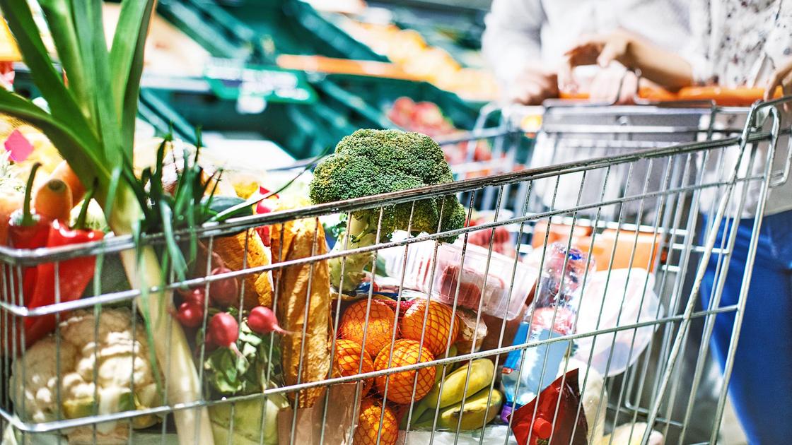 Покупатели выбирают продукты питания в супермаркете