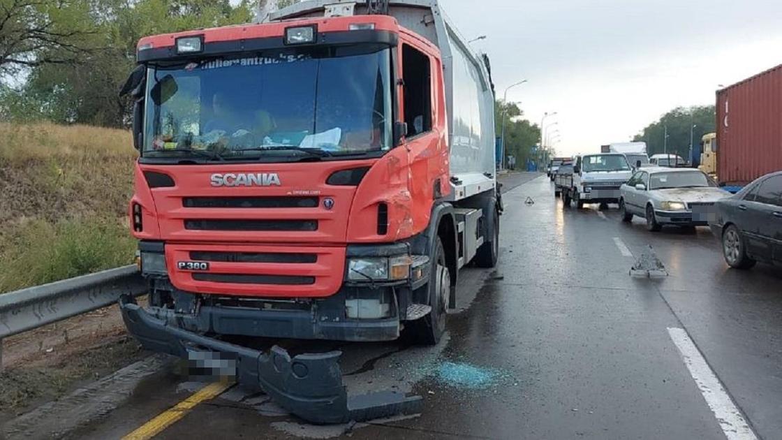 Место аварии с грузовыми авто в Алматы