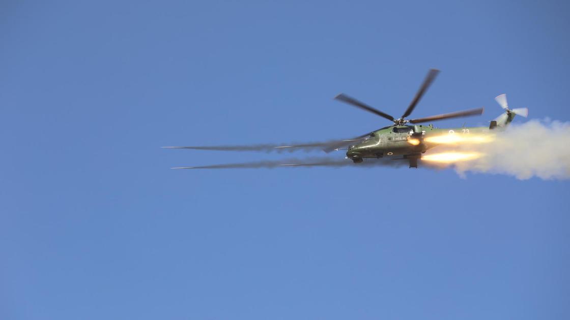 Вертолет в небе Вертолет в небе