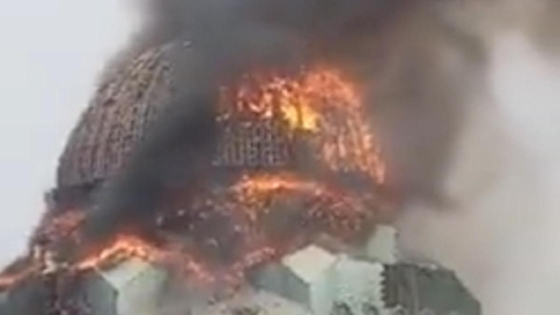 Обрушение горящего купола Джакартского исламского центра