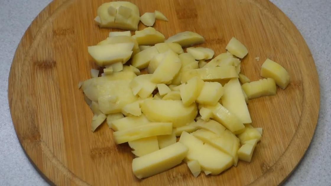 Нарезанный отваренный картофель