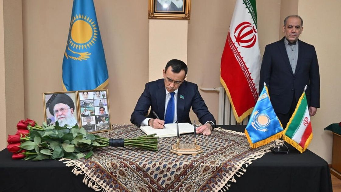 Мәулен Әшімбаев Иран елшілігінде көңіл айту кітабына жазба қалдыруда