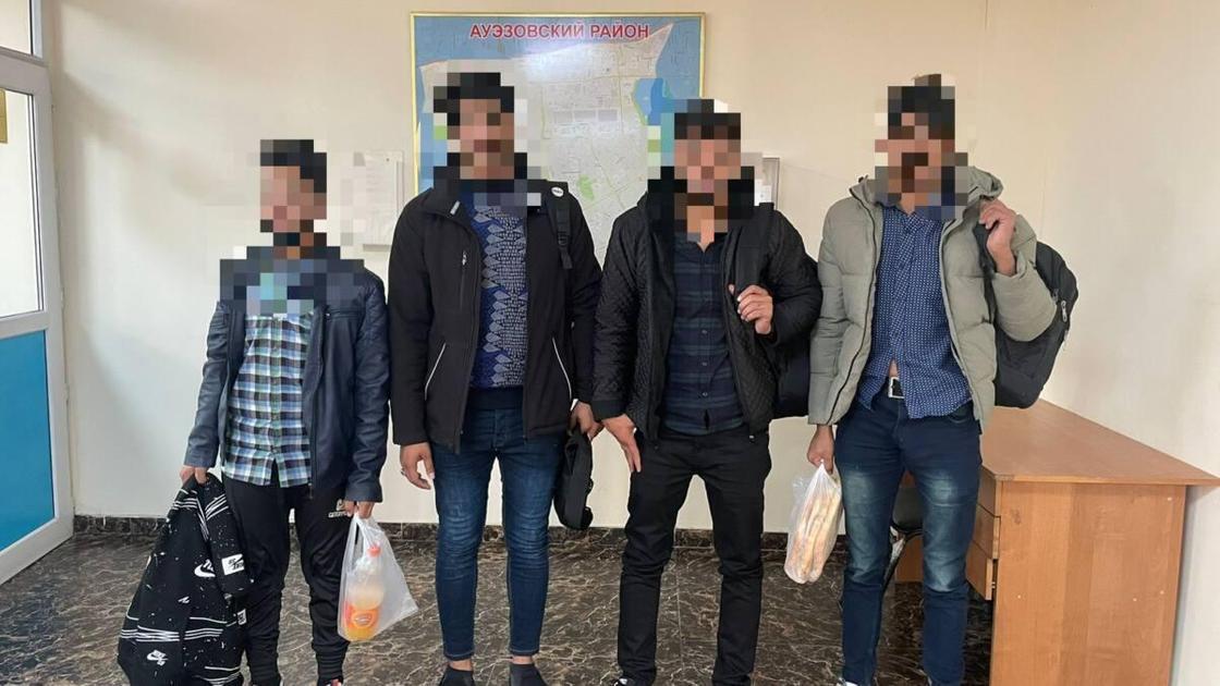 Задержанные мужчины с пакетами в руках