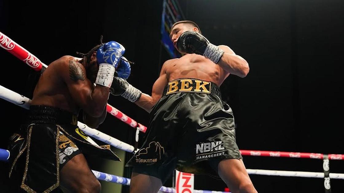 Казахстанский боксер Бек Нурмаганбет (справа)