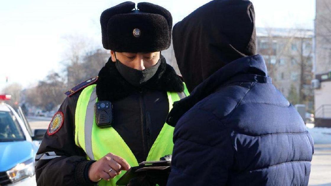 Сотрудник дорожной полиции беседует с пешеходом Сотрудник дорожной полиции беседует с пешеходом