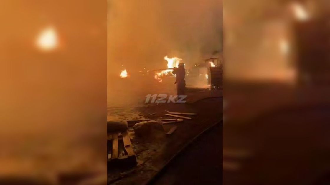 Пожарные тушат пожар