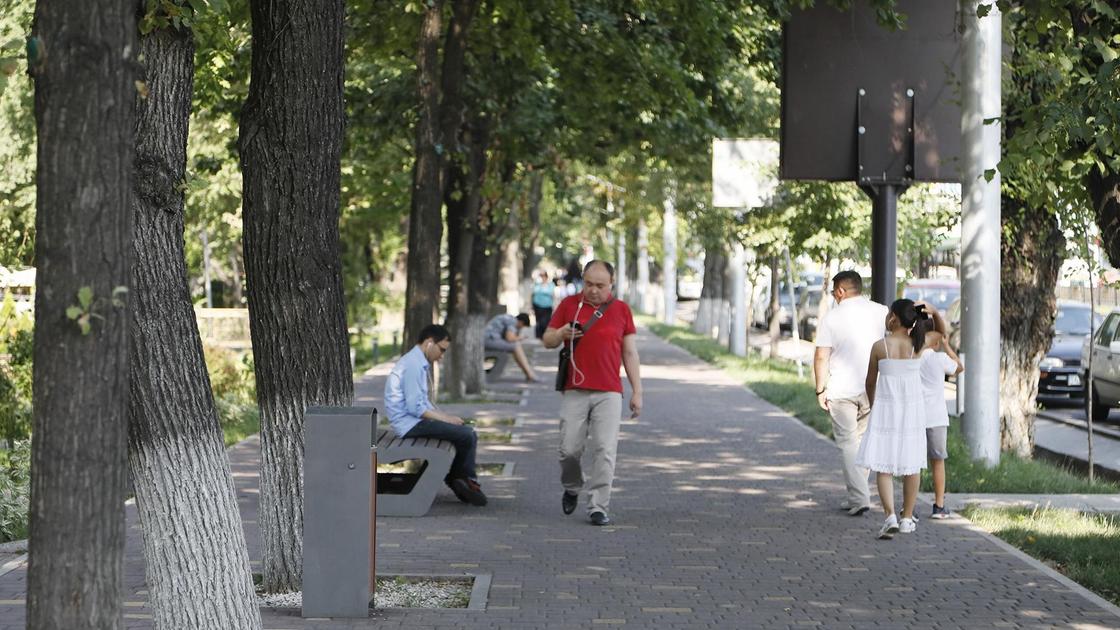 Улица Абая в Алматы летним днем