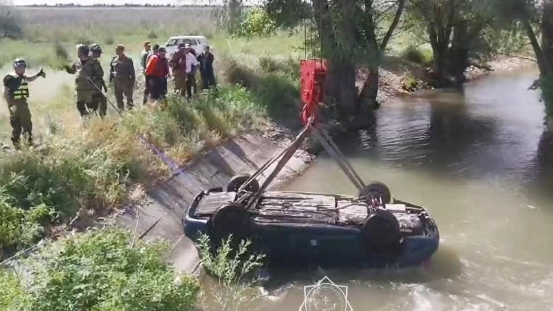 Автомобиль упал в канал в ВКО