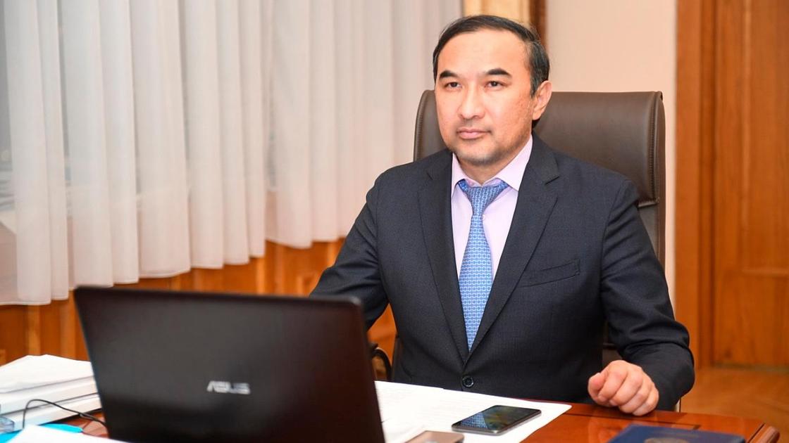 Ержан Бабакумаров сидит за столом