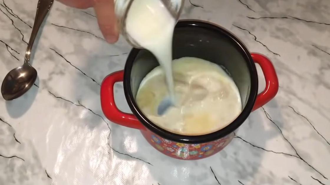 Желатин в кастрюле заливают молоком из стакана