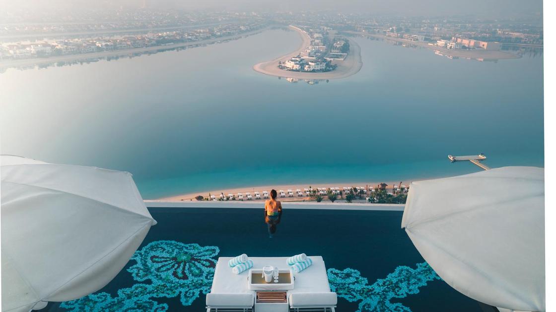 Бассейн с красивым видом