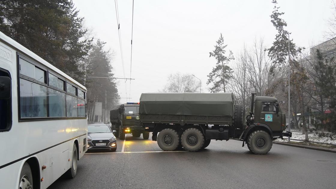 Военный грузовик стоит на дороге