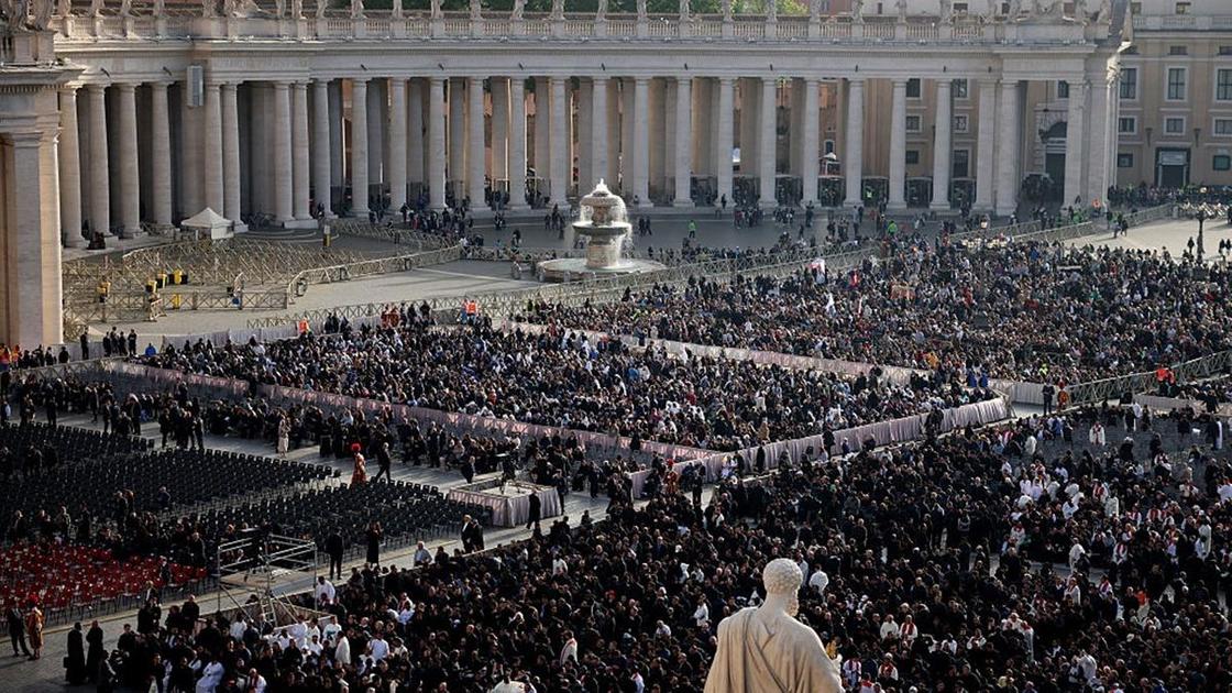 Общий вид площади Святого Петра во время похорон Папы Франциска 26 апреля 2025 года в Ватикане