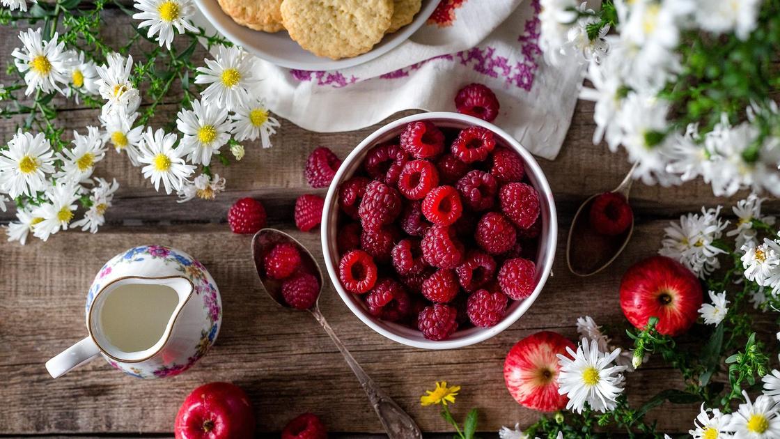 Дастархандағы таңқурай. Көрнекі сурет Дастархандағы таңқурай. Көрнекі сурет
