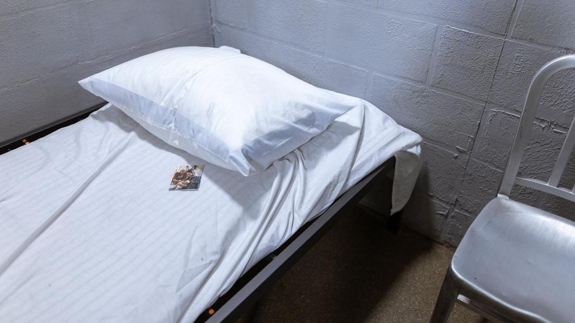 Кровать в камере в тюрьме