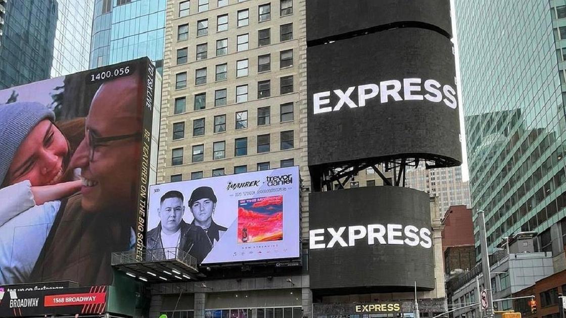 Экран с изображением Иманбека Зейкенова на Таймс-сквер