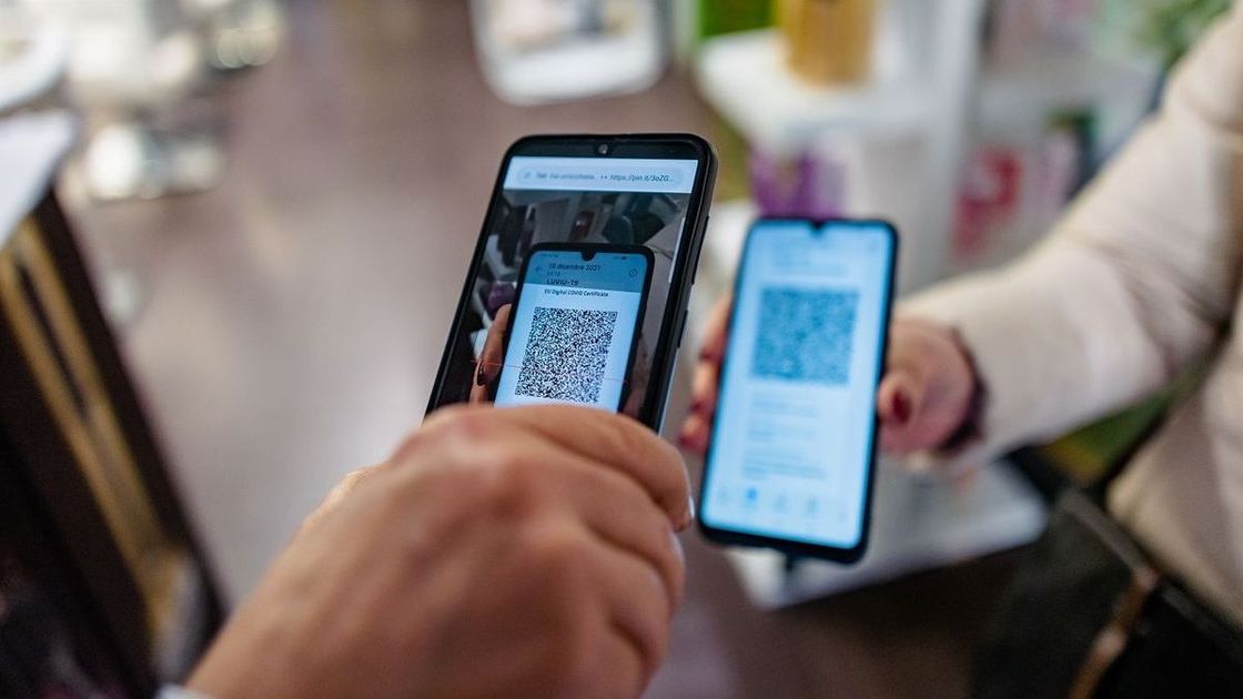 QR-кодпен төлеп жатқан клиент