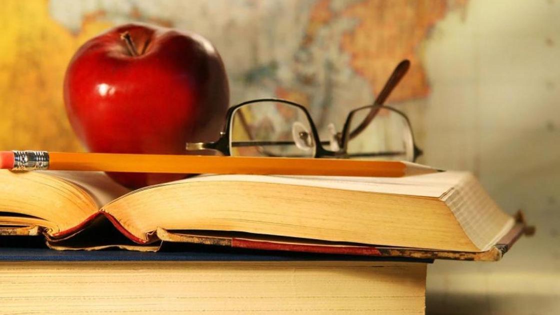 книги, яблоко, карандаш, очки книги, яблоко, карандаш, очки