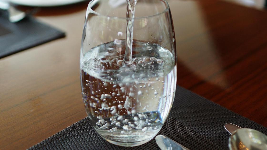 Наливают воду в стакан