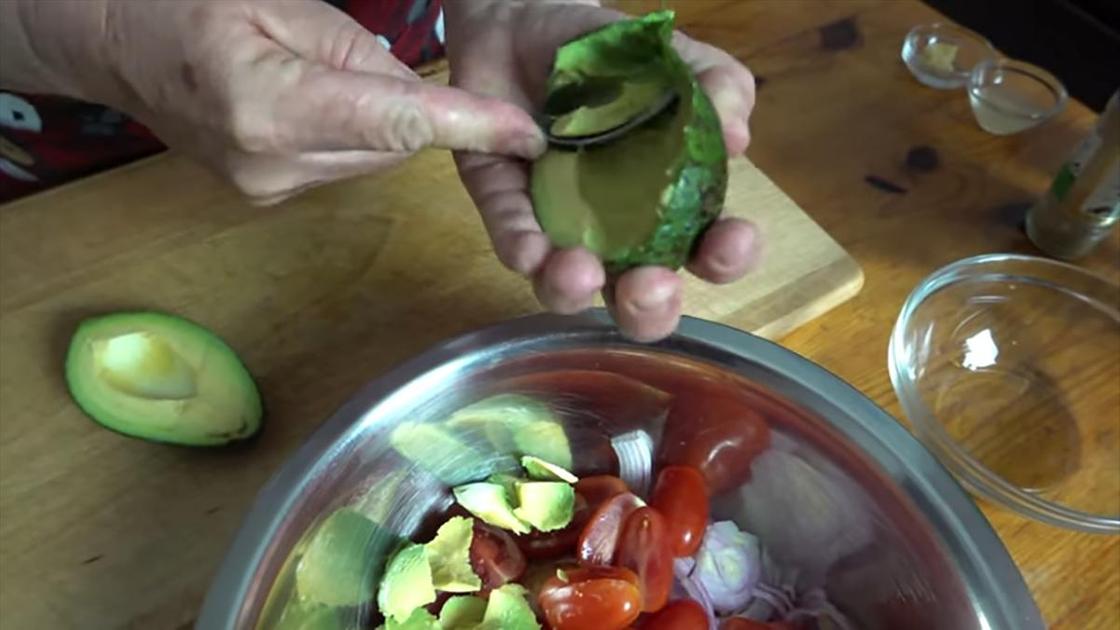 Очищенный авокадо добавляют в салат