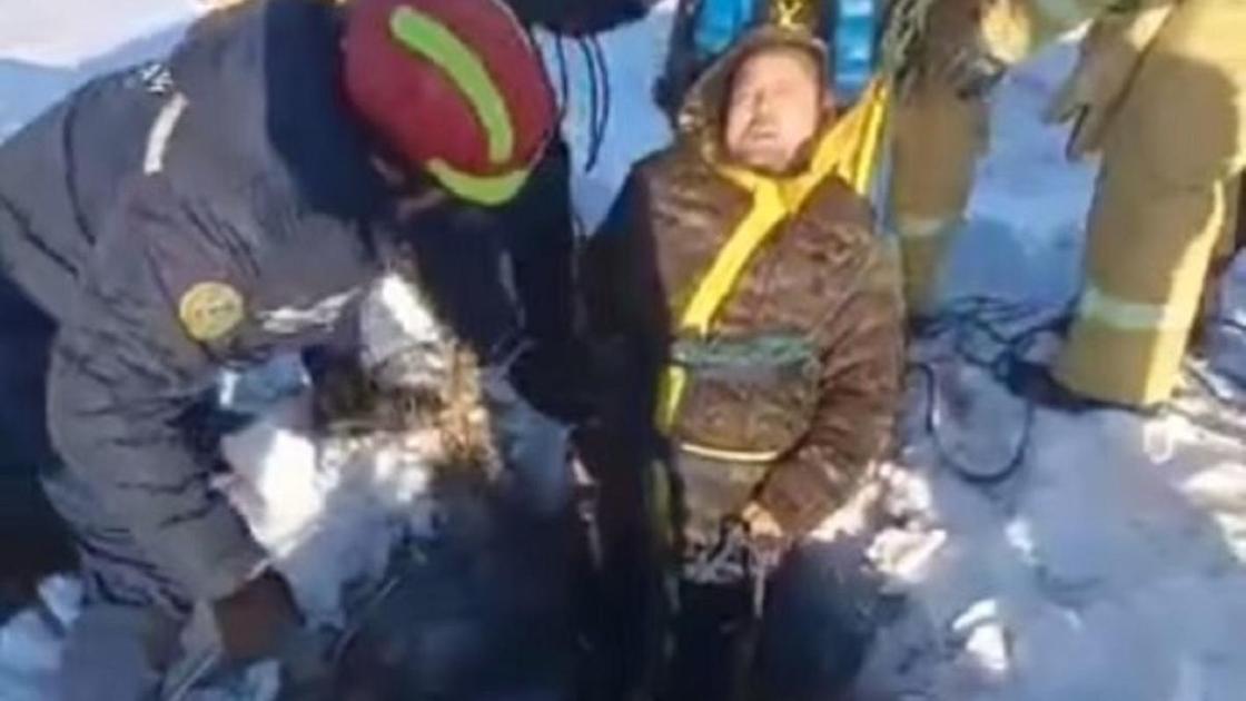 Спасатели вытаскивают мужчину из колодца