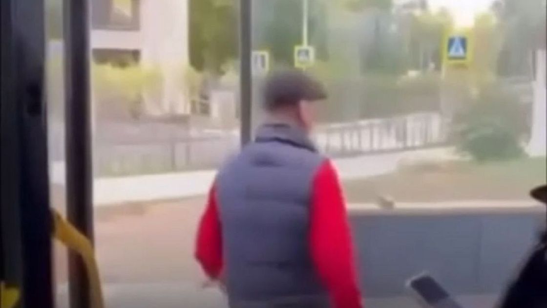 Мужчина вышел из автобуса