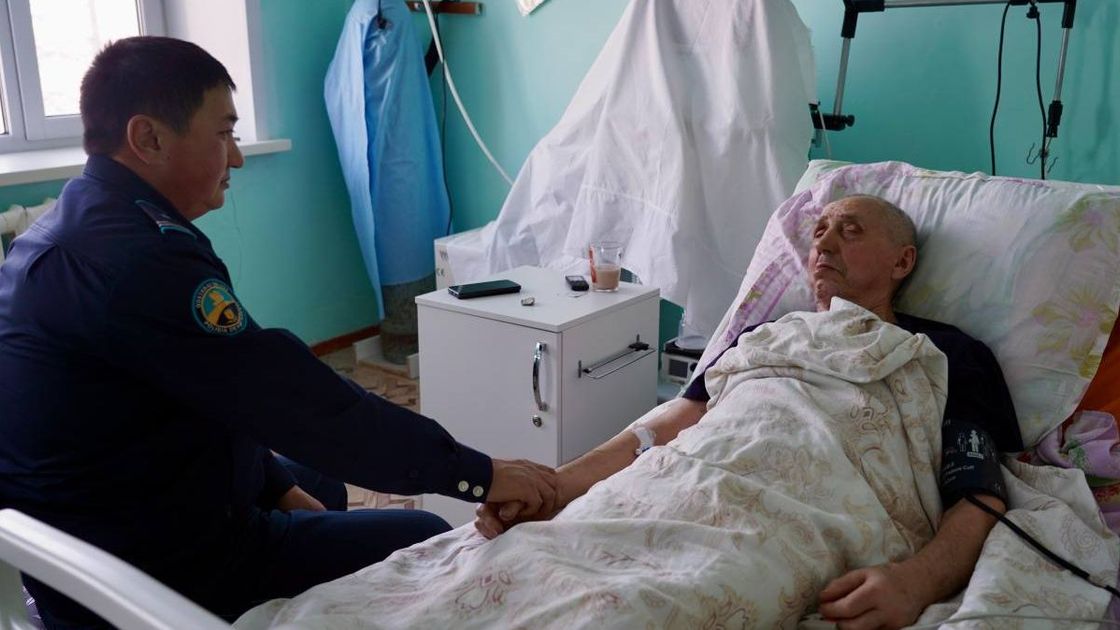 Участковый и спасенный мужчина