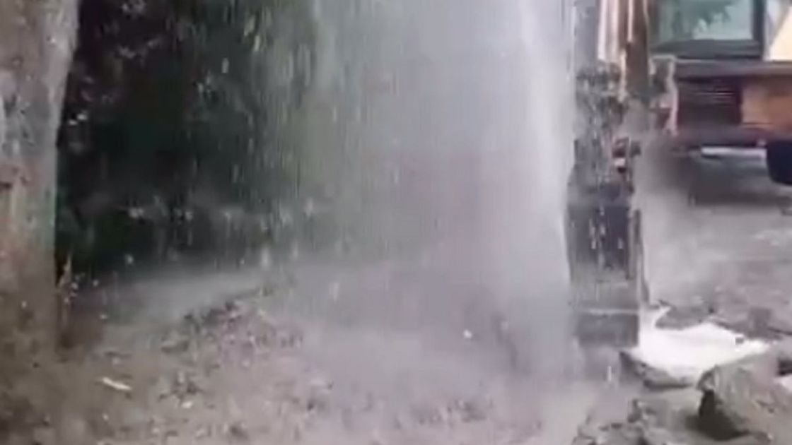 Повреждение водопровода в Алматы