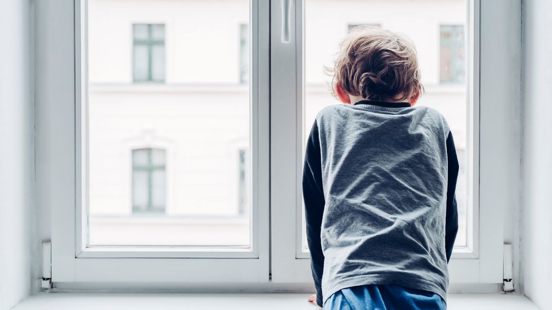 Ребенок у окна
