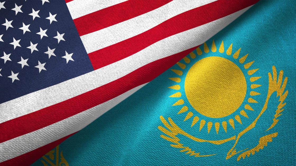 Флаги Казахстана и США