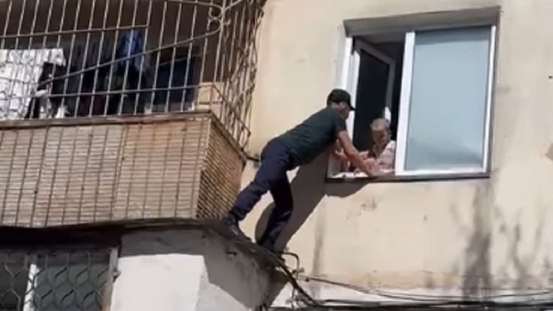 Мужчина спасает ребенка в Экибастузе