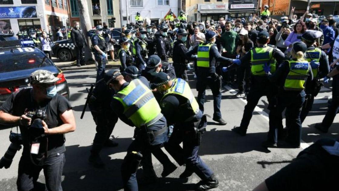 Потасовка полиции с демонстрантами в Виктории