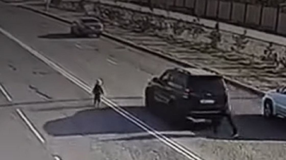 Ребенок бежит по проезжей части