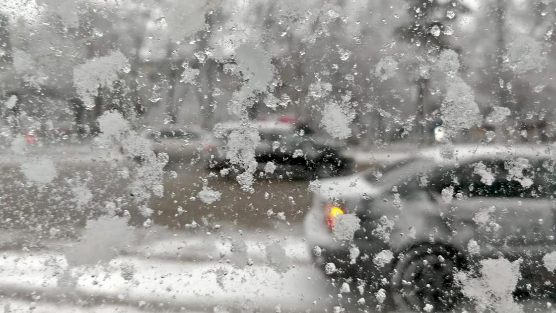 Следы снега остались на стекле машины
