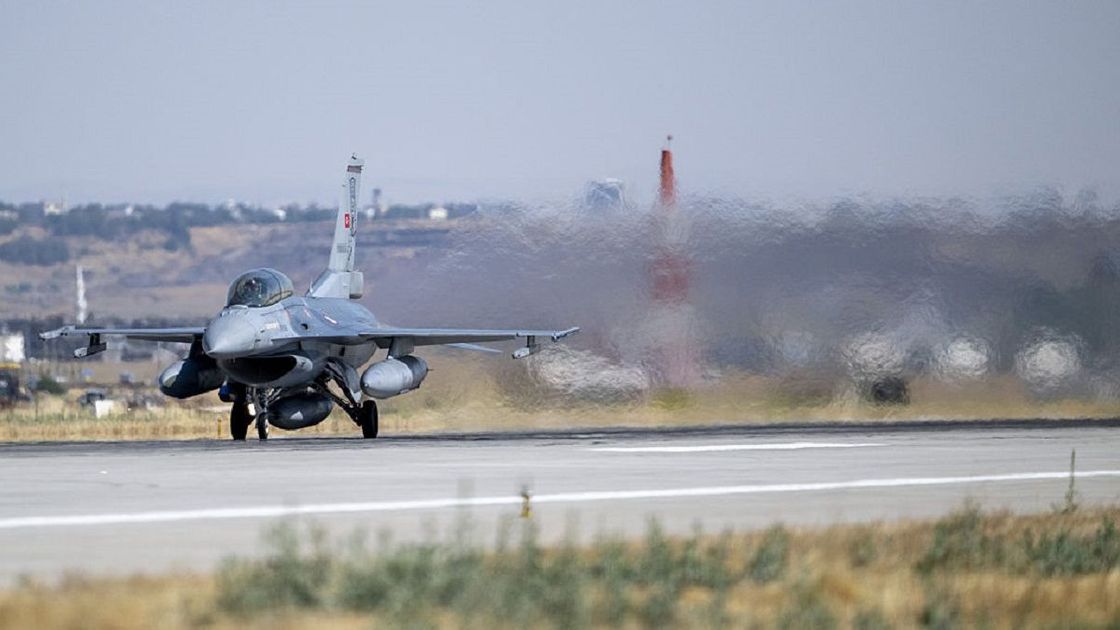 Самолет F-16