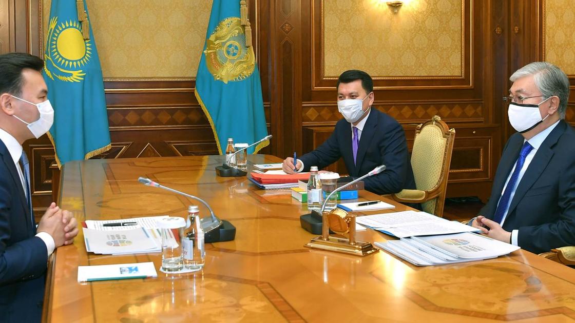 Касым-Жомарт Токаев и Рауан Кенжеханулы сидят за столом