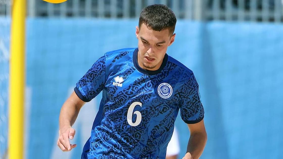 Казахстанский пляжный футболист Михаил Кайзер