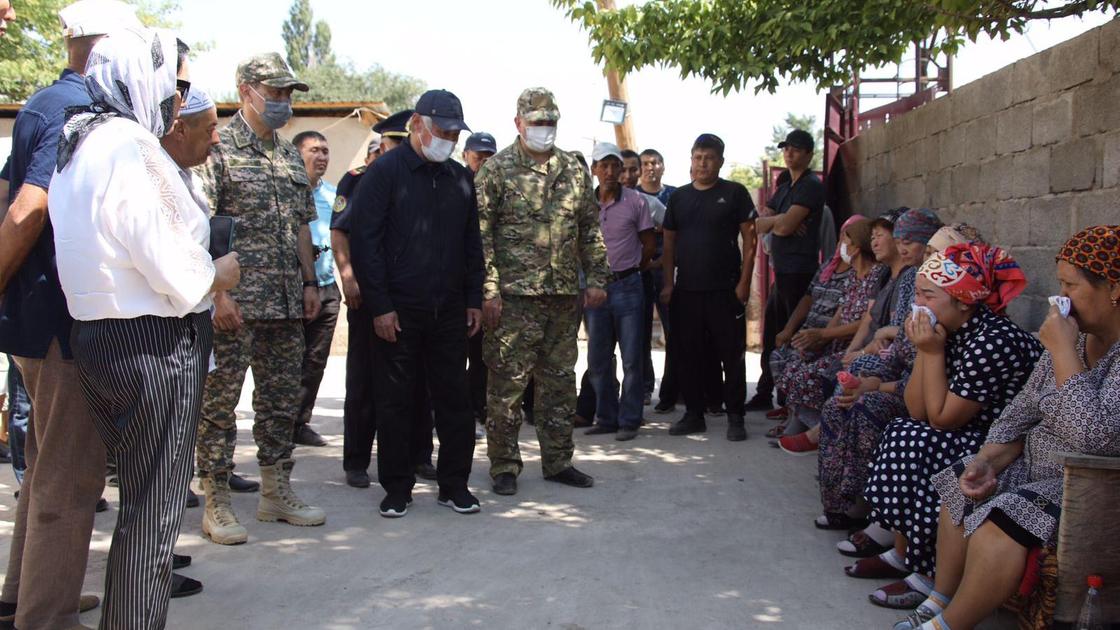 Бердибек Сапарбаев и военный говорят с гражданами