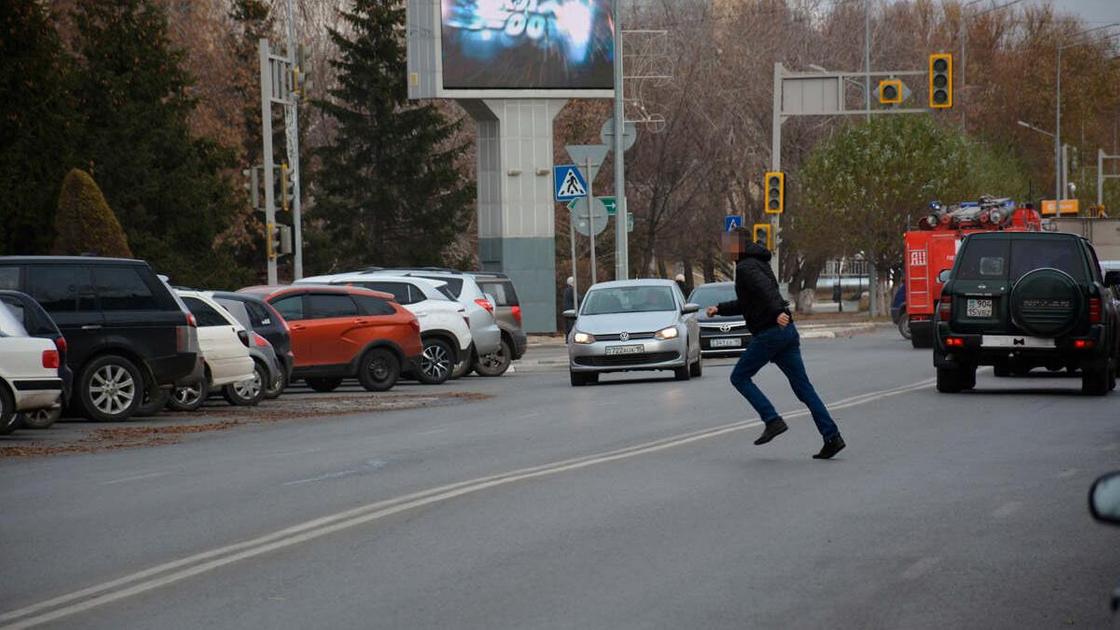 Мужчина бежит по перекрестку в Петропавловске