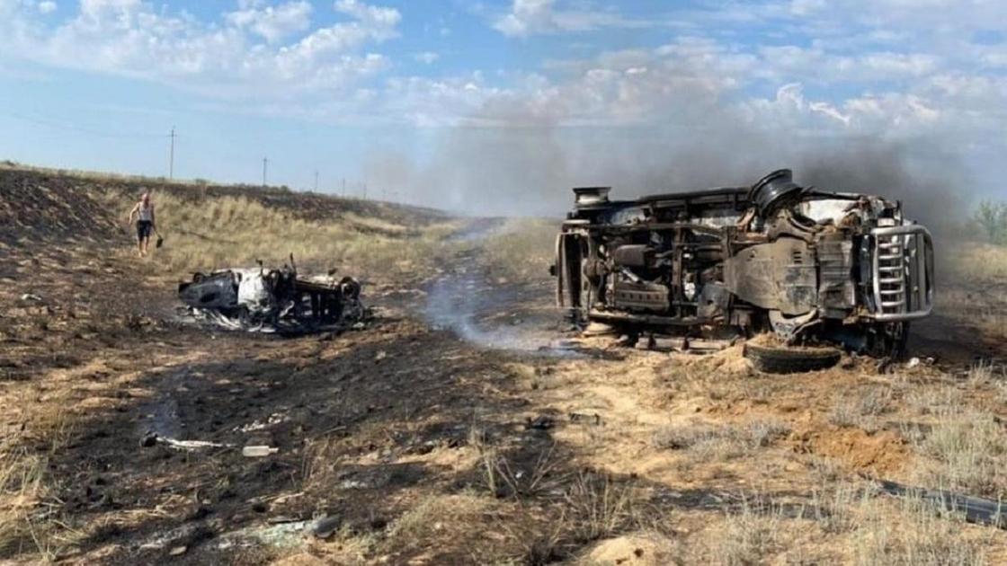 Машины сгорели на трассе в Актюбинской области