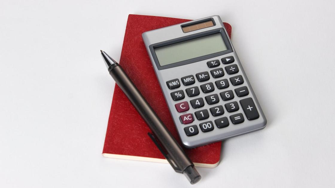 калькулятор, ручка и блокнот