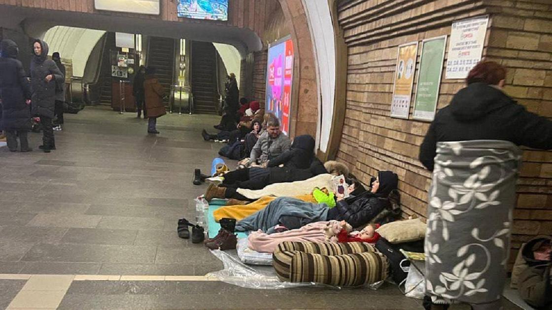 Жители Киева ночуют в метро