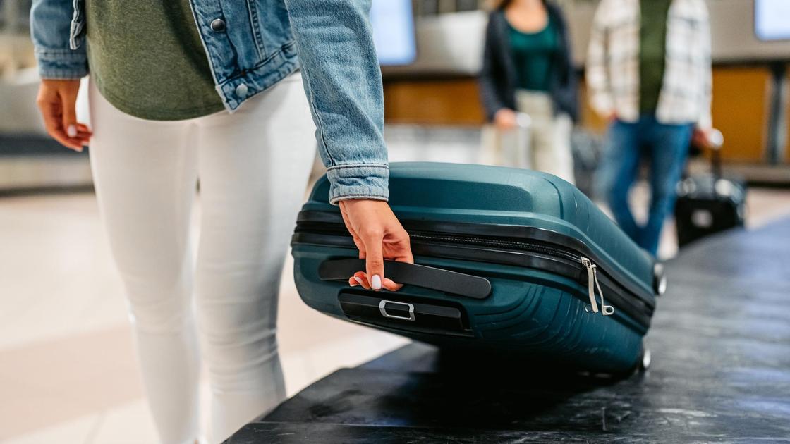 Женщина с чемоданом